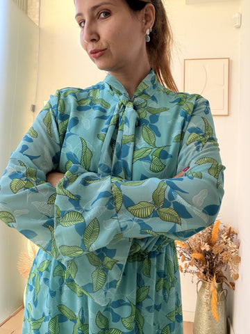 Vestido comprido azul-claro com estampado de folhas