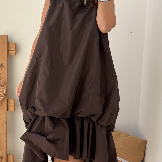 Vestido Impermeável da Paprika, corte assimétrico com gola