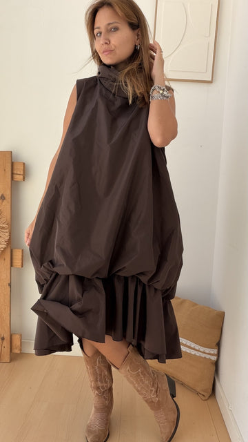 Vestido Impermeável da Paprika, corte assimétrico com gola