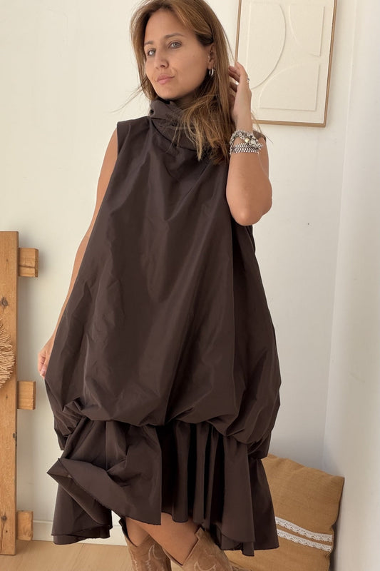 Vestido Impermeável da Paprika, corte assimétrico com gola