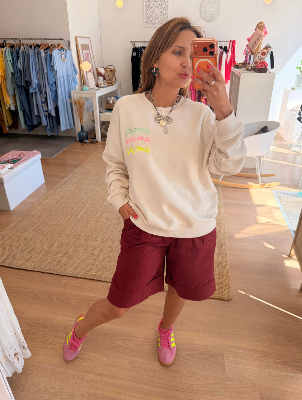 Sweat em algodão cru com palavras bordadas a neon