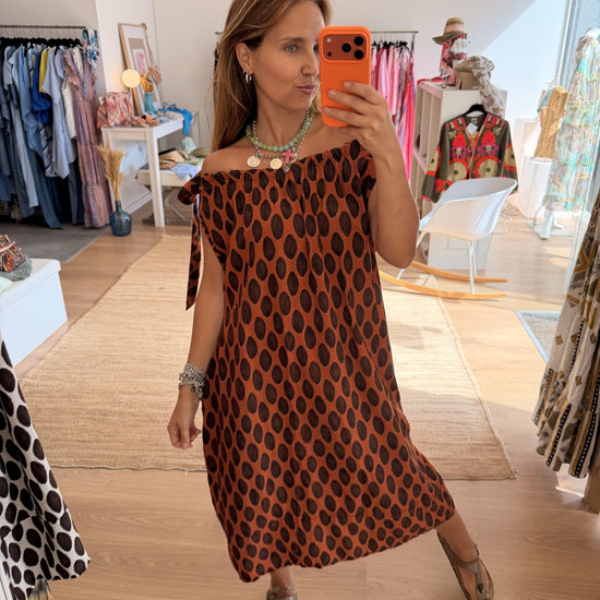 Vestido evasé com decote elástico e laçada