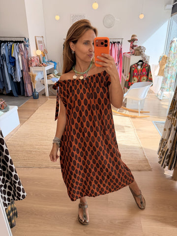 Vestido evasé com decote elástico e laçada
