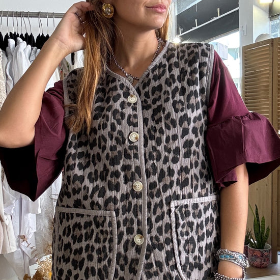 Colete com padrão leopardo em cinzento e debruns a contrastar