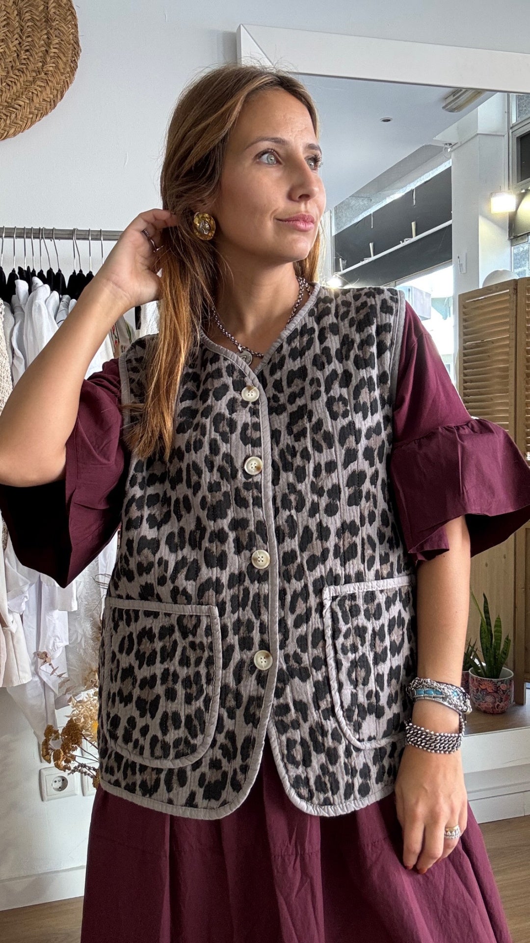 Colete com padrão leopardo em cinzento e debruns a contrastar