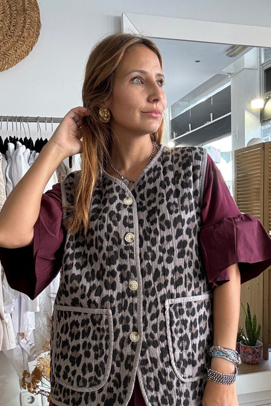 Colete com padrão leopardo em cinzento e debruns a contrastar