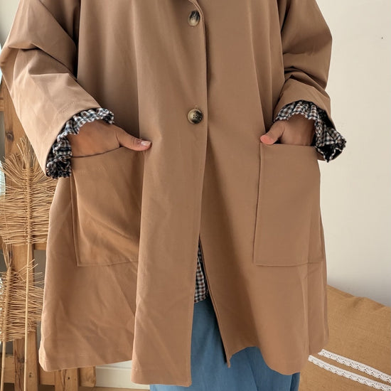 Casaco curto estilo trench em camel com gola de lapela