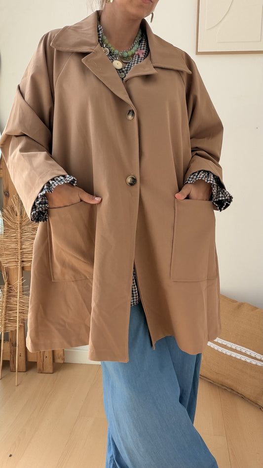 Casaco curto estilo trench em camel com gola de lapela