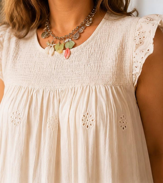 Vestido comprido em algodão cru com bordado inglês e folhos nos ombros
