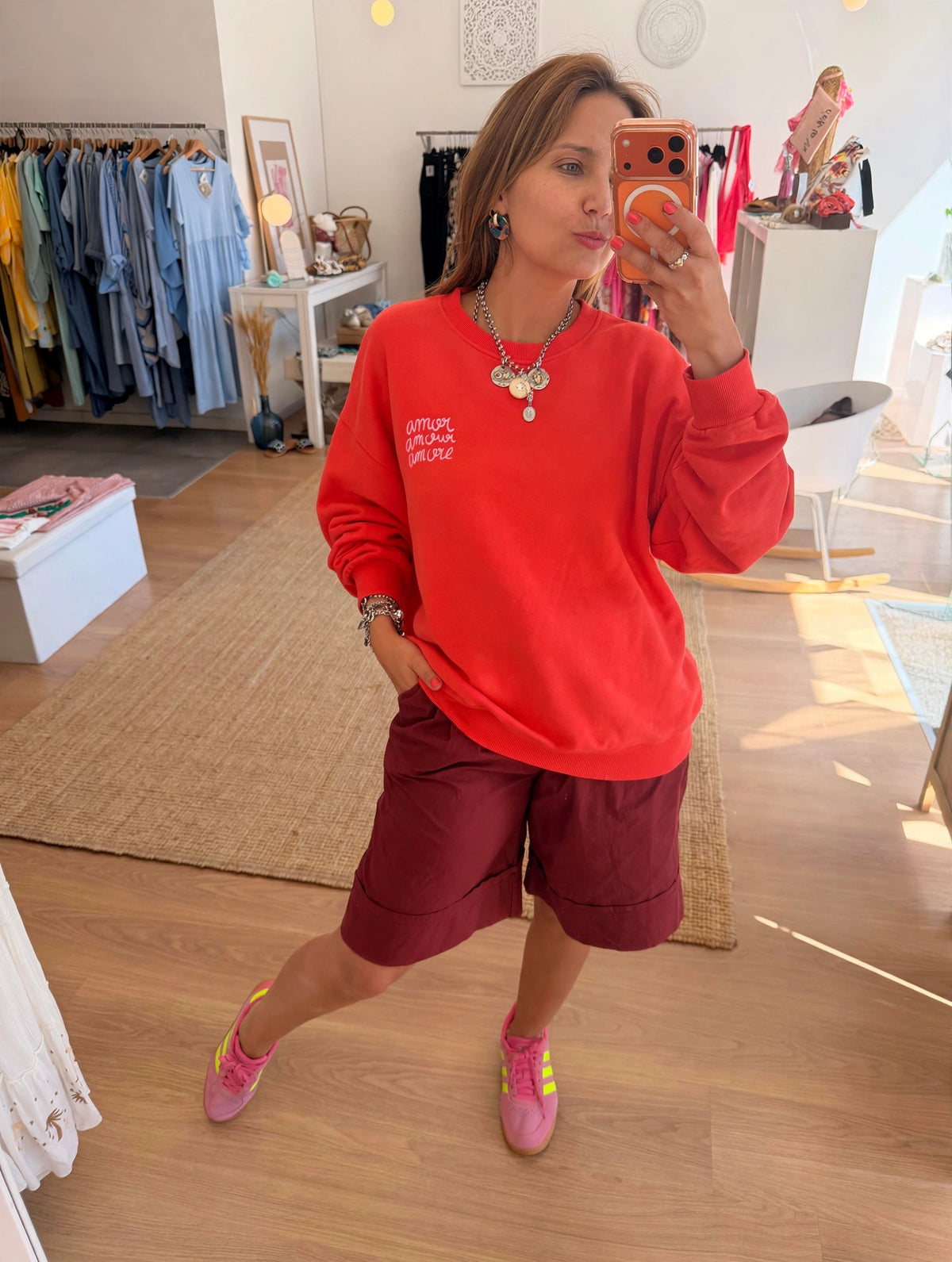 Sweat em algodão cru com palavras bordadas a neon