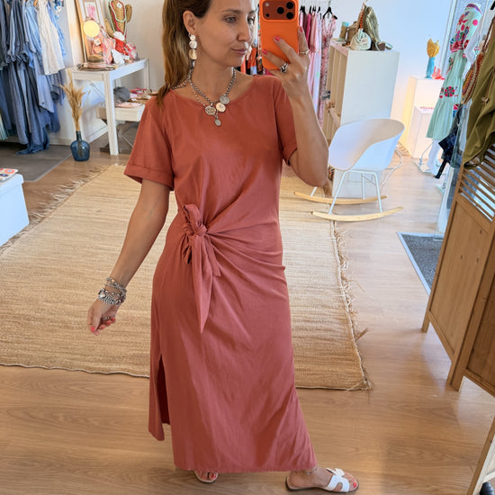 Vestido midi terracota com laço lateral e racha