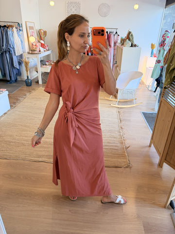 Vestido midi terracota com laço lateral e racha