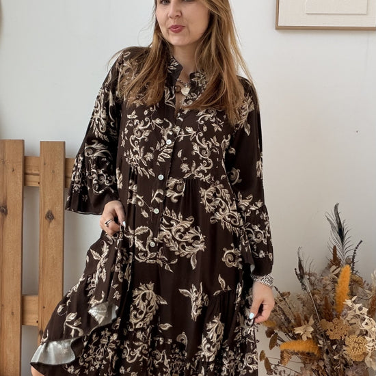 Vestido curto castanho com estampado floral em cru