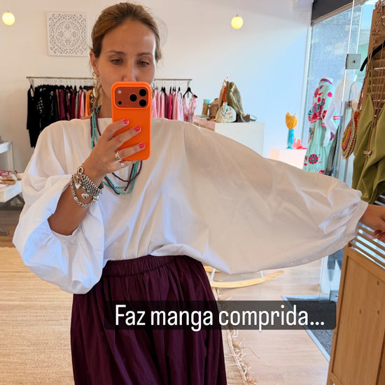 Blusa em algodão com decote barco e manga regulável
