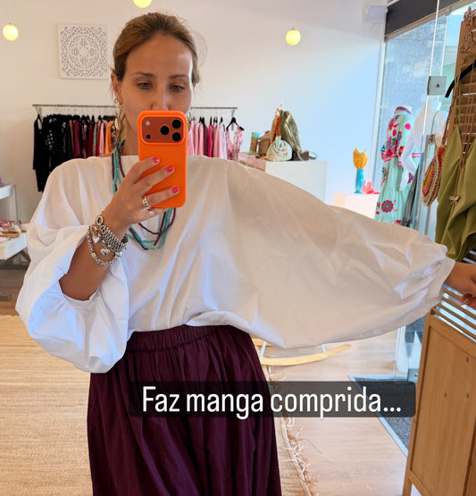 Blusa em algodão com decote barco e manga regulável