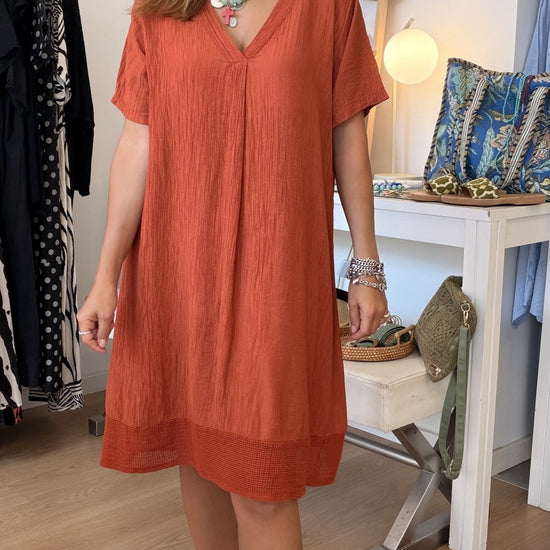 Vestido midi terracota com decote em V e barra da bainha em crochet