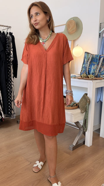 Vestido midi terracota com decote em V e barra da bainha em crochet