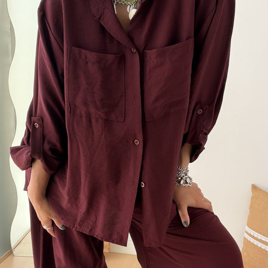 Conjunto de camisa e calças largas em bordeaux