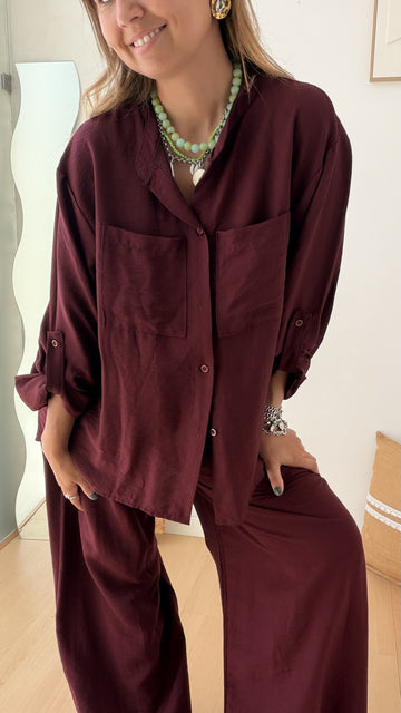 Conjunto de camisa e calças largas em bordeaux