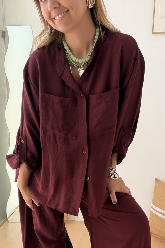 Conjunto de camisa e calças largas em bordeaux