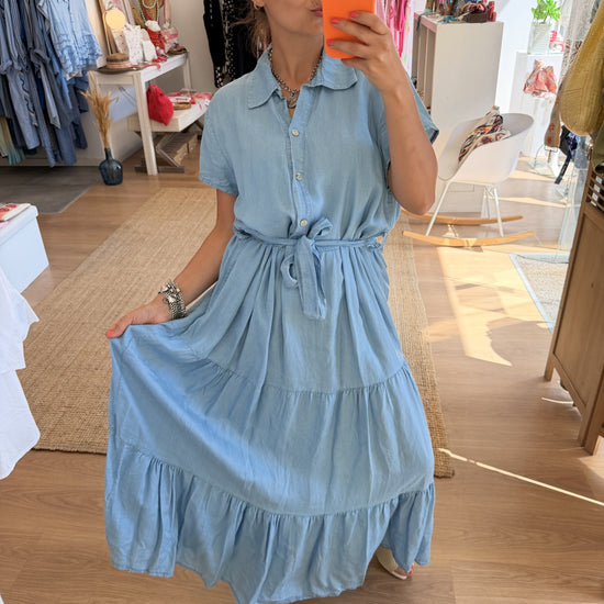 Vestido comprido em ganga leve azul-claro com cinto