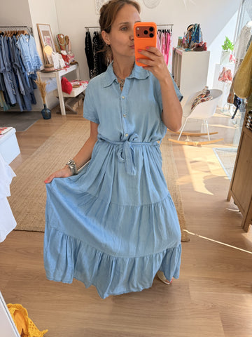 Vestido comprido em ganga leve azul-claro com cinto