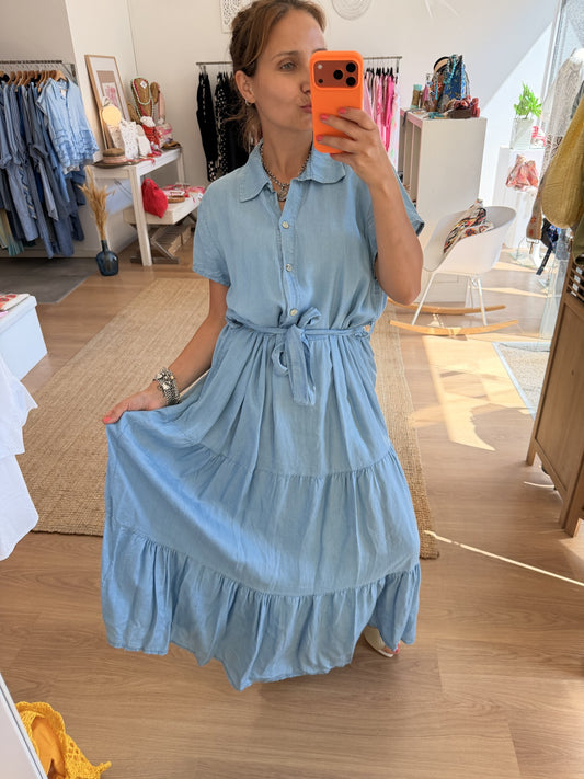 Vestido comprido em ganga leve azul-claro com cinto