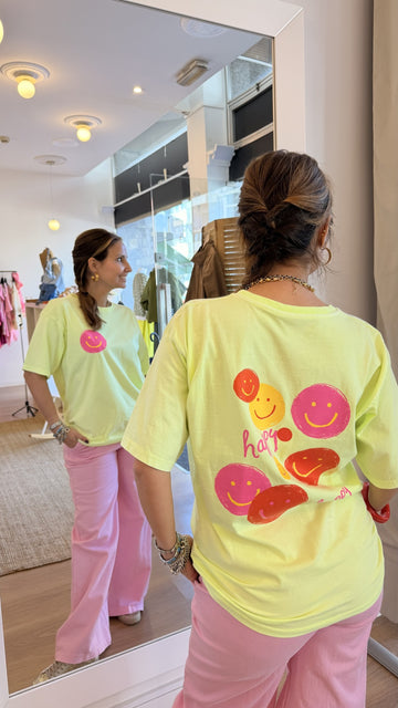 T-shirt amarelo-lima com estampado de smiles nas costas