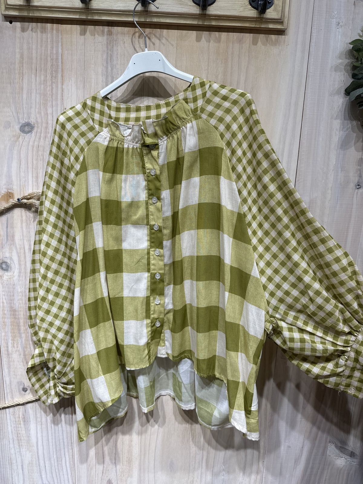 Blusa em algodão com padrão vichy verde e branco