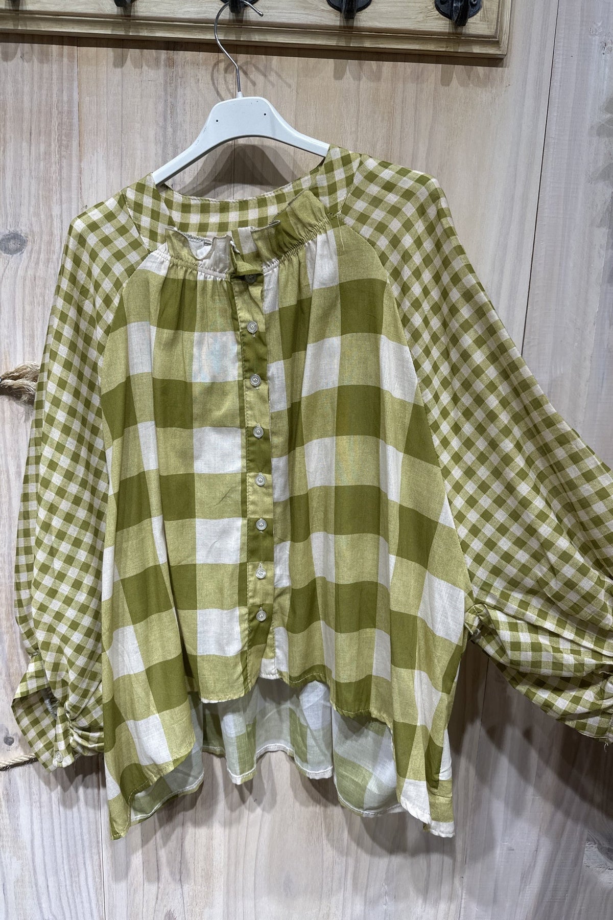 Blusa em algodão com padrão vichy verde e branco