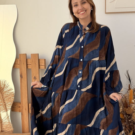 Vestido comprido azul-marinho com padrão ondulado em castanho e cru