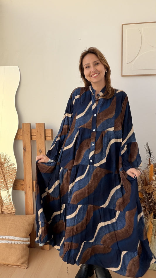 Vestido comprido azul-marinho com padrão ondulado em castanho e cru