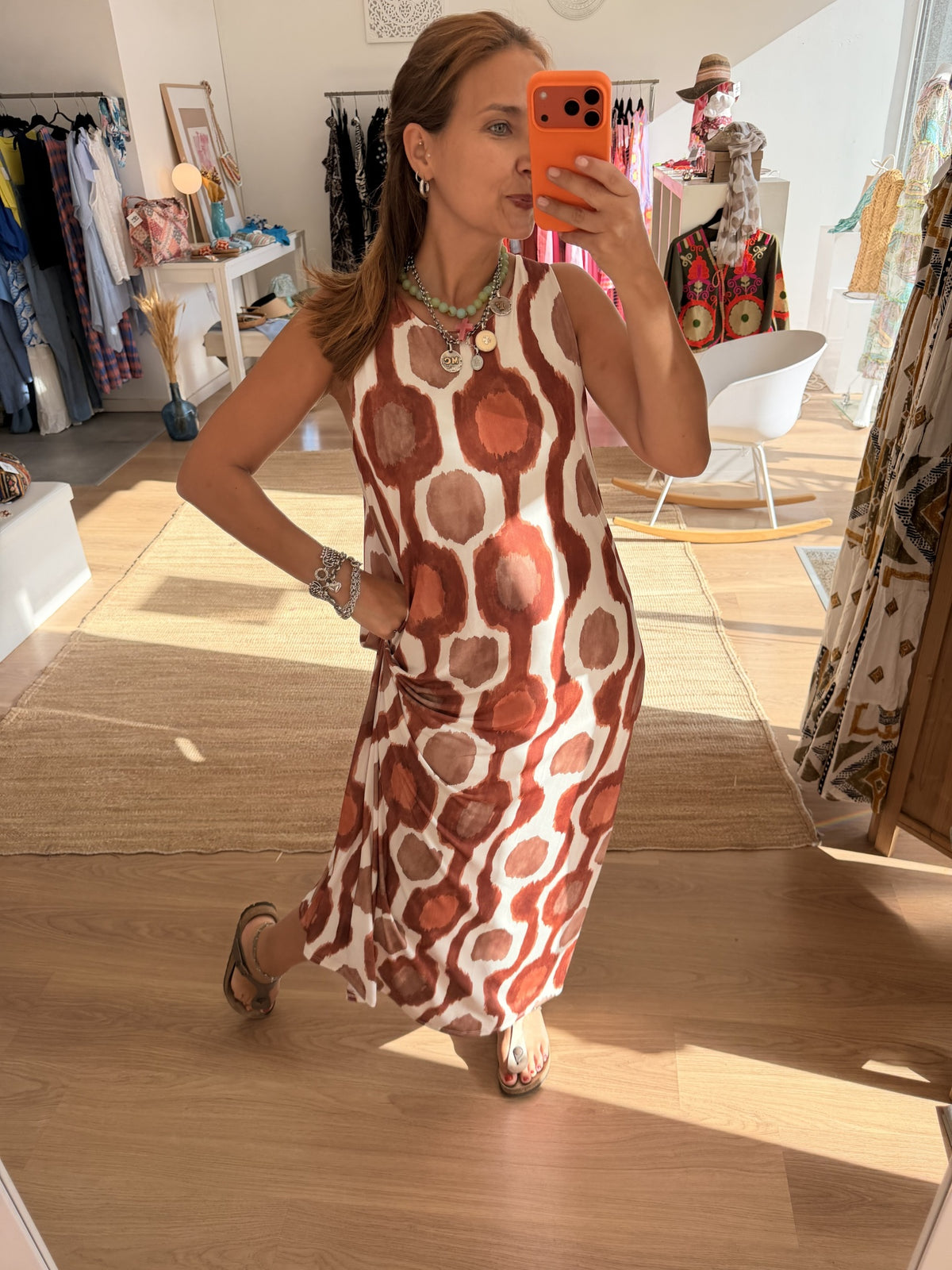 Vestido em malha de viscose em tons quentes