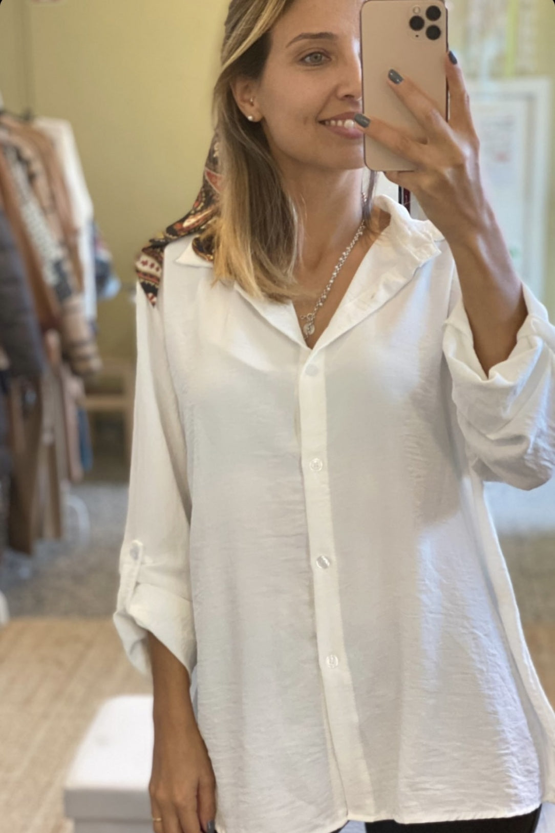 Camisa off white com botões e colarinho