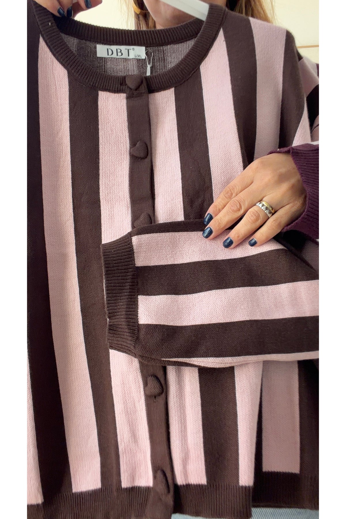 Cardigan Risca Botão Coração – vista 2