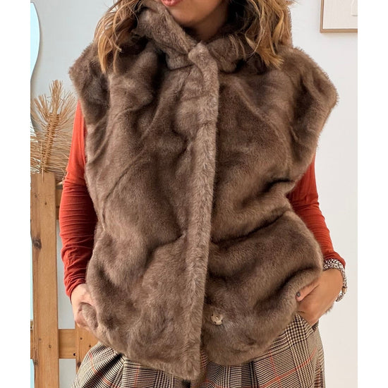 COLETE PÊLO COM CAPUZ - TAUPE – vista 4