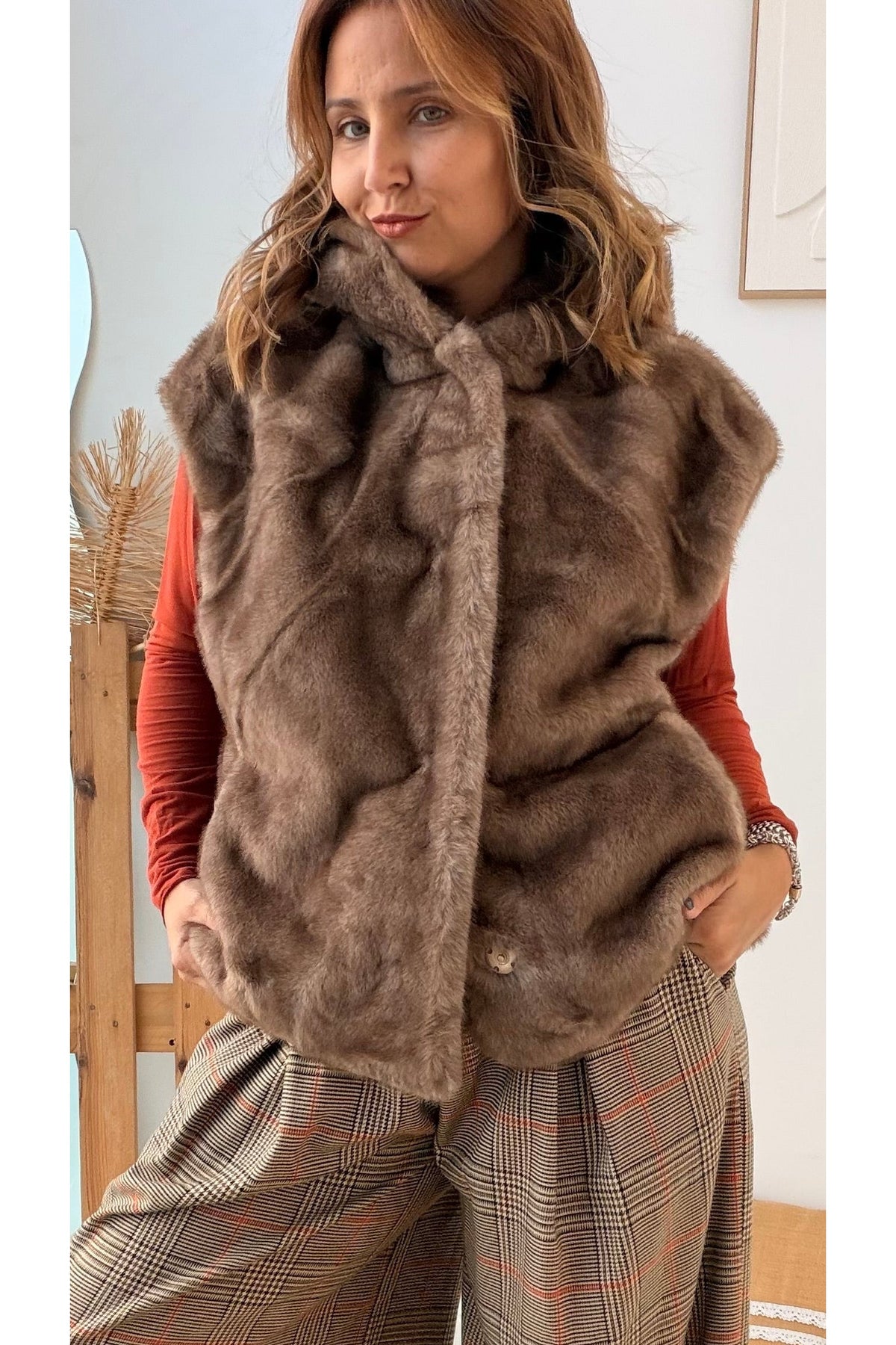 COLETE PÊLO COM CAPUZ - TAUPE – vista 4