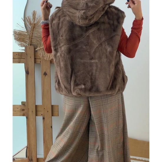 COLETE PÊLO COM CAPUZ - TAUPE – vista 7