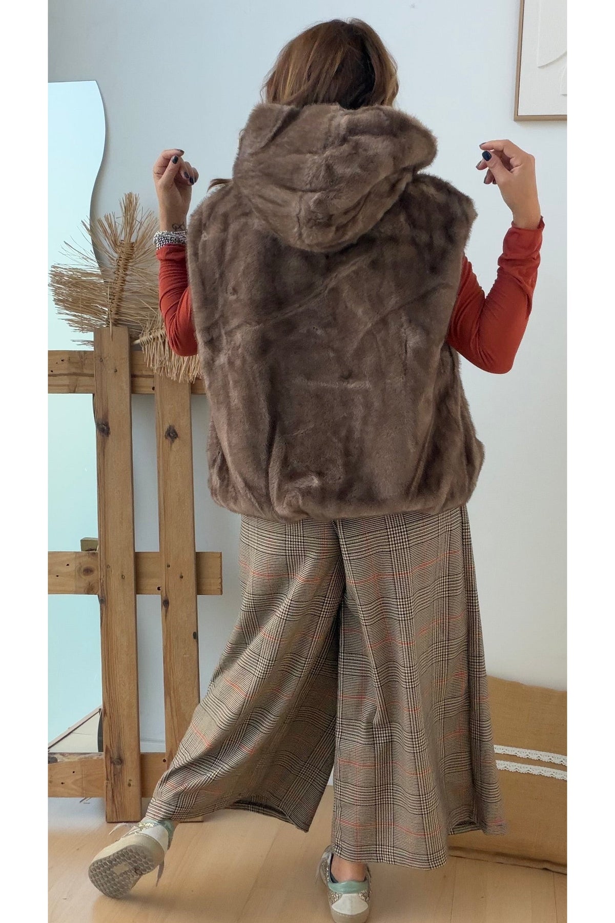 COLETE PÊLO COM CAPUZ - TAUPE – vista 7