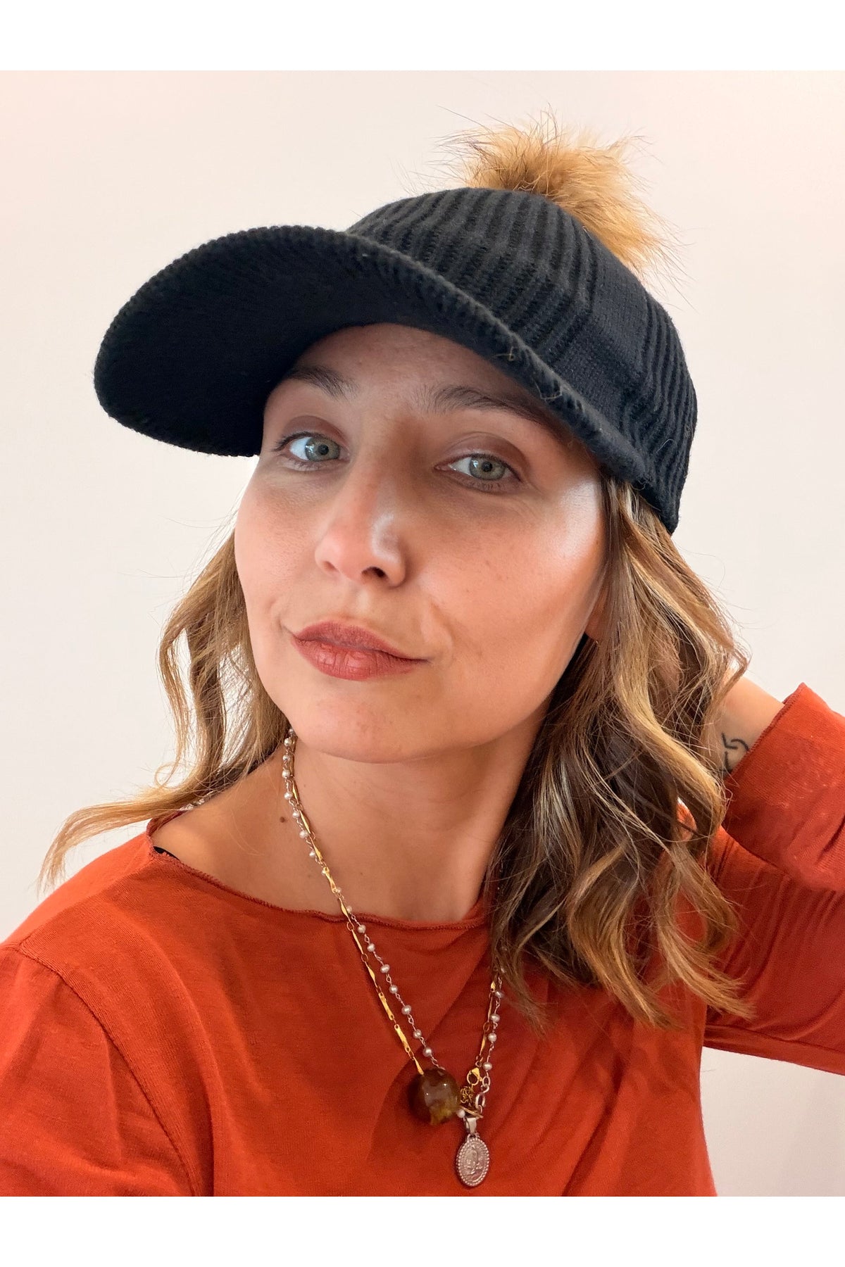 GORRO BONÉ POM POM PRETO – vista 2