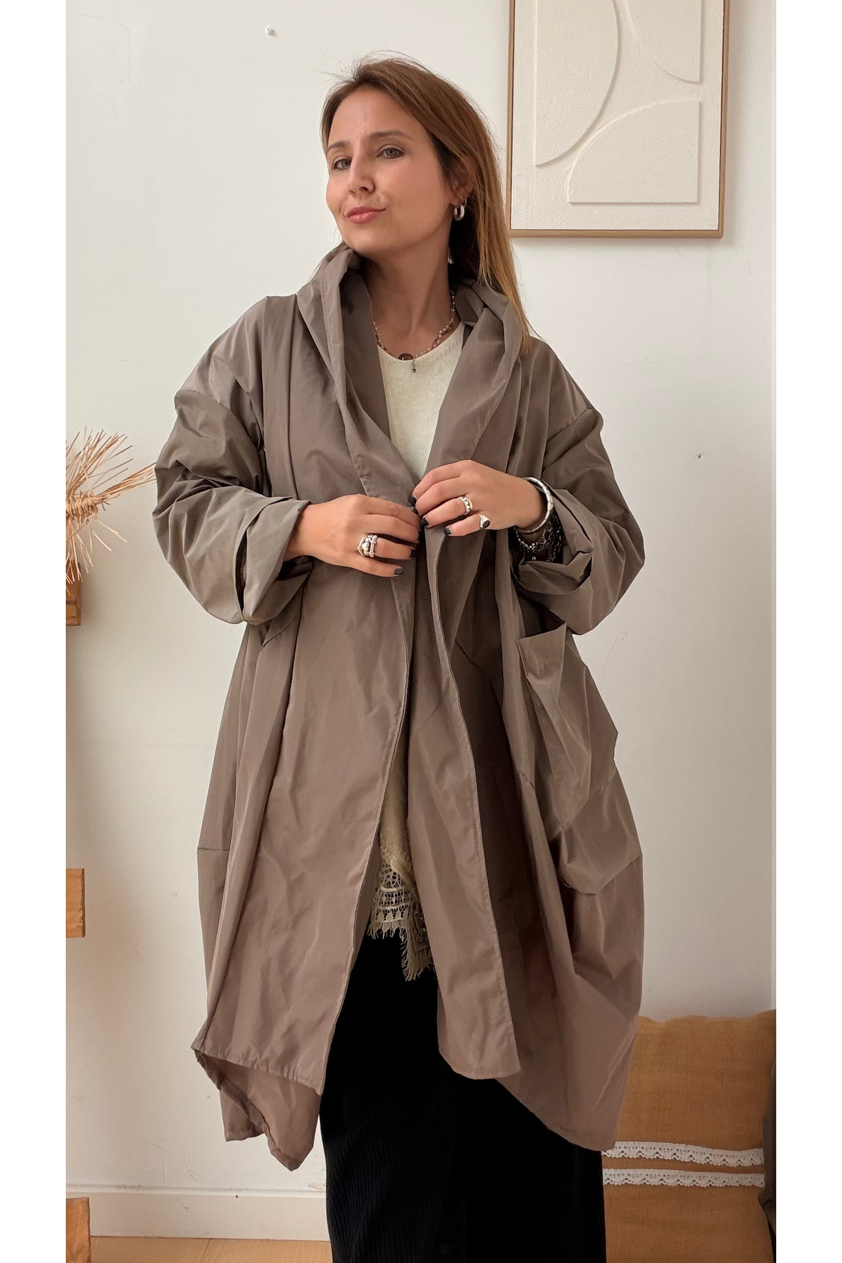 PARKA OVERSIZED CAPUZ TAUPE – vista 2