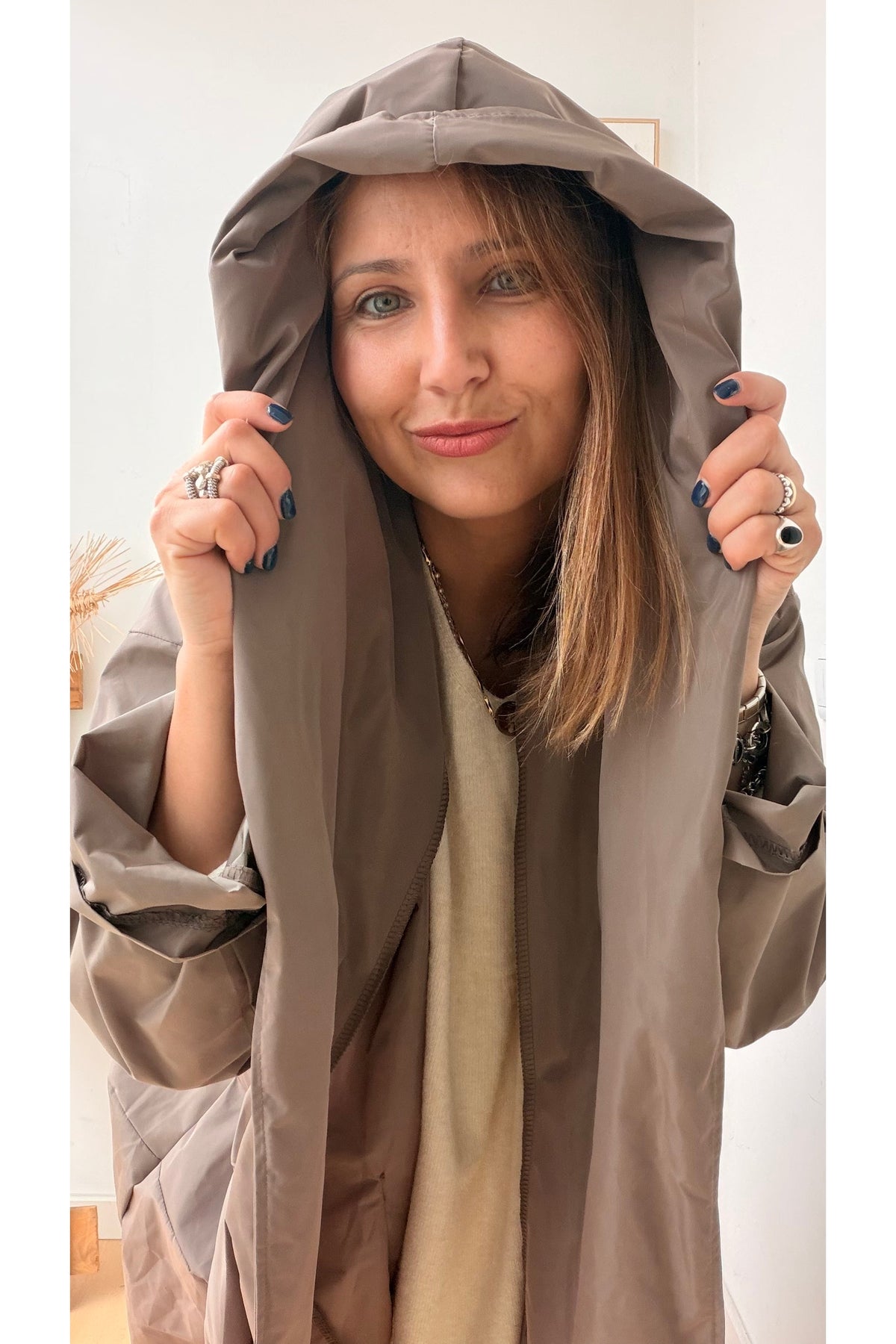 PARKA OVERSIZED CAPUZ TAUPE – vista 4