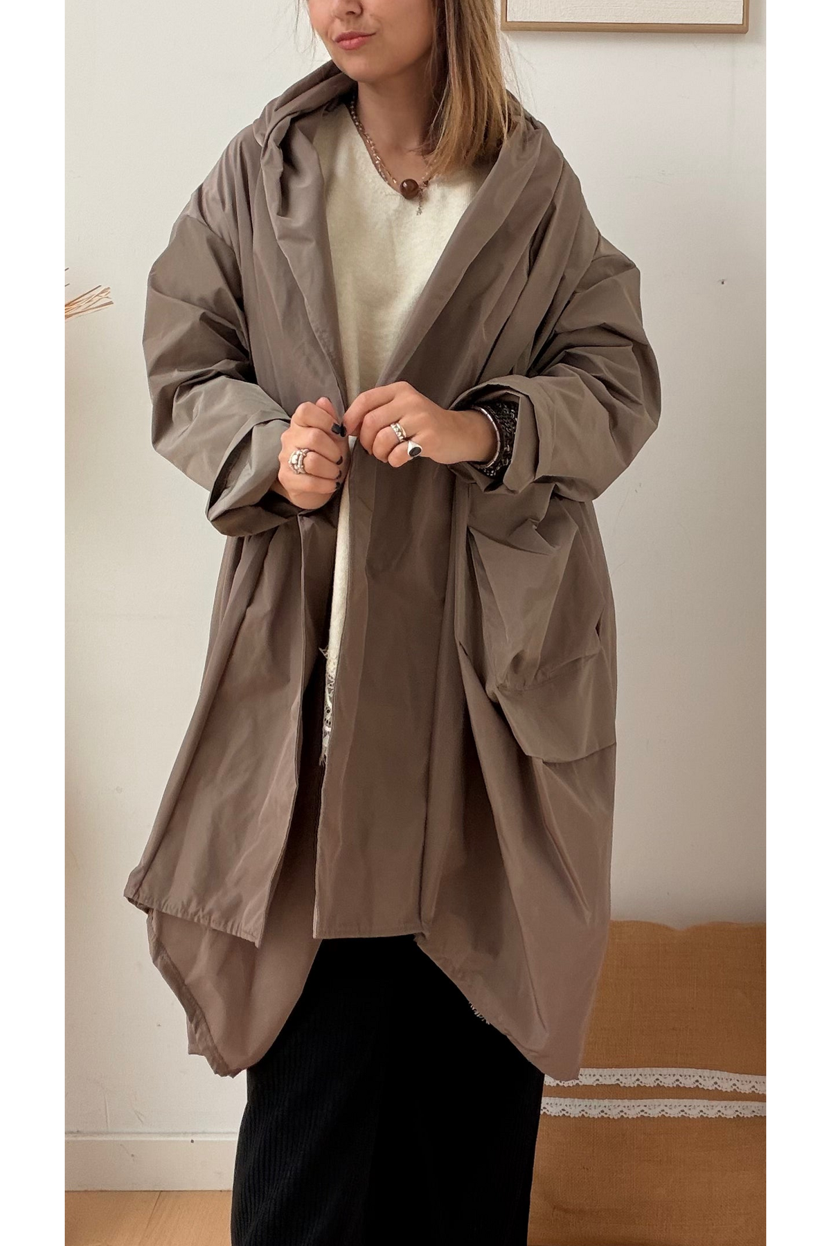 PARKA OVERSIZED CAPUZ TAUPE – vista 3