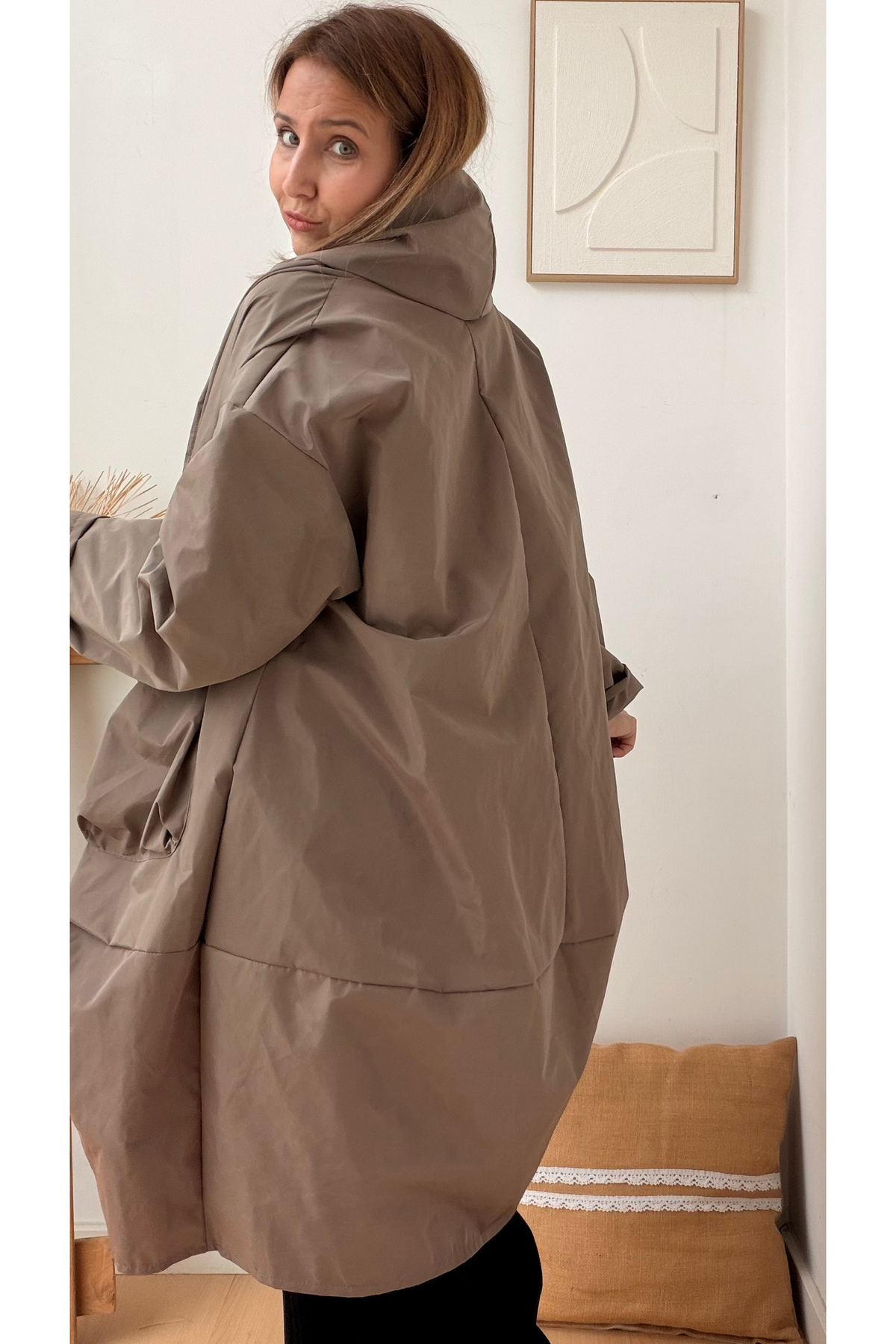 PARKA OVERSIZED CAPUZ TAUPE – vista 6