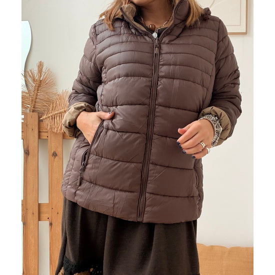 CASACO REVERSÍVEL ULTRA LEVE - CHOCOLATE / TAUPE – vista 2