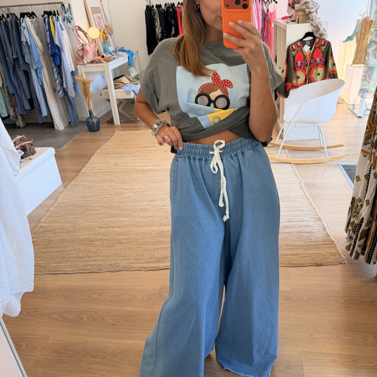 Pantalonas em ganga leve com corte pata de elefante