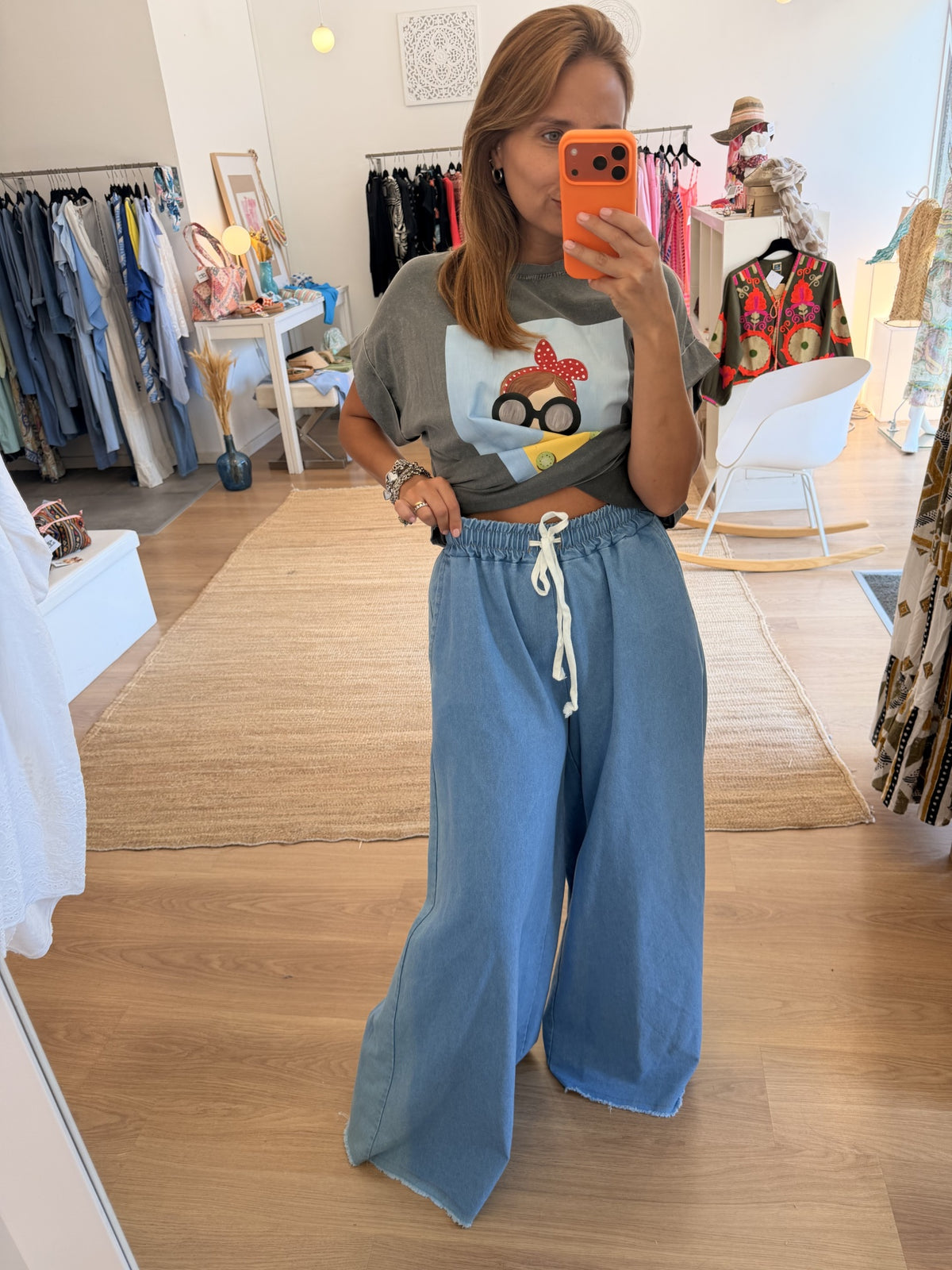 Pantalonas em ganga leve com corte pata de elefante