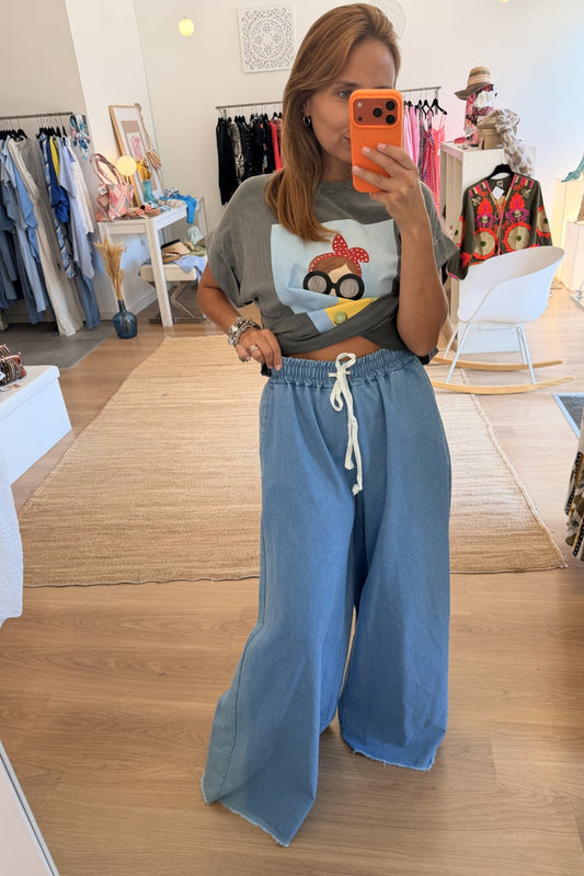 Pantalonas em ganga leve com corte pata de elefante