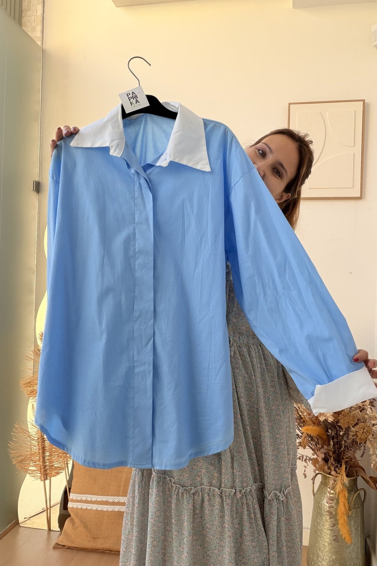 Camiseiro azul-claro com gola e punhos brancos a contrastar