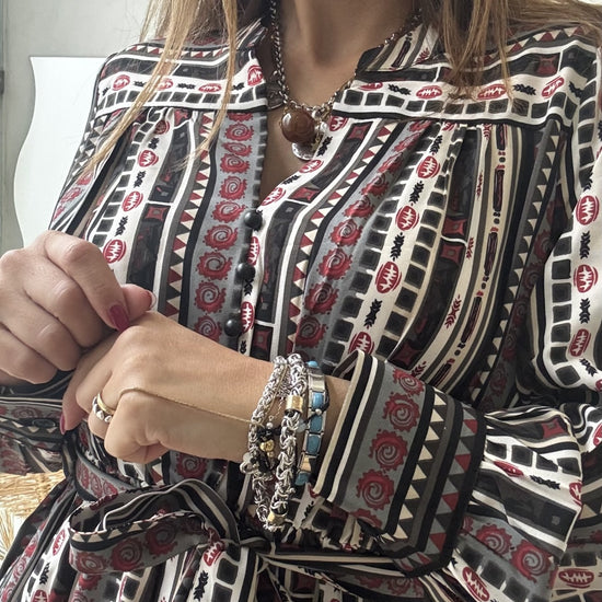 Vestido comprido com estampado geométrico em preto, cru e vermelho